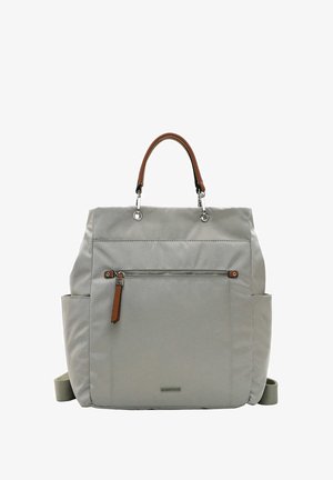 Szary plecak z nylonu z brązowymi skórzanymi akcentami, górnym uchwytem, przednią kieszenią na zamek błyskawiczny oraz bocznymi kieszeniami. Gładka tekstura i strukturalny design.