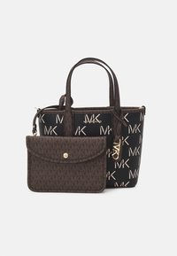 Borsa tote Michael Kors marrone e nera con motivo a logo MK ripetuto e pochette coordinata staccabile con chiusura a scatto.
