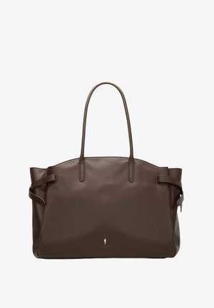 Ciemnobrązowa skórzana torba typu tote z podwójnymi uchwytami i bocznymi paskami, z małym złotym logo na dole, na środku.