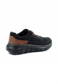 Schwarzer Sportschuh mit einem strukturierten Stoffobermaterial, braunen Lederelementen und einer dicken, genoppten Gummisohle. Verfügt über runde Schnürsenkel und ein Logodetail.