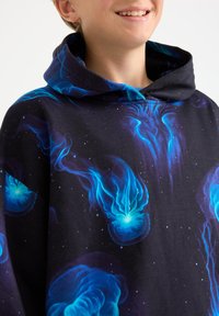 Felpa con cappuccio dal fondo nero, con stampe di meduse blu vivaci e accenti simili a stelle, realizzata in tessuto morbido con vestibilità comoda.