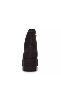 Stivale alla caviglia in suede marrone con tacco basso a blocco, texture liscia, chiusura con zip sul retro e cuciture a vista.