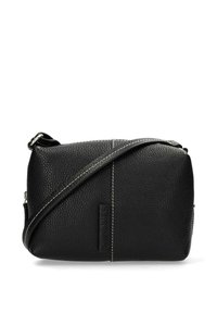 Borsa a tracolla nera in pelle con finitura testurizzata, una lunga tracolla regolabile e dettagli di cucitura bianca. Presenta un'etichetta del marchio discreta.