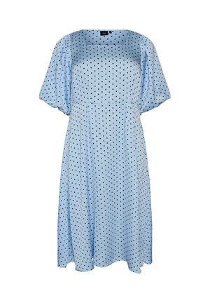 Vestido midi azul claro con lunares negros, escote cuadrado y mangas cortas abullonadas, ajustado en la cintura con una falda fluida.