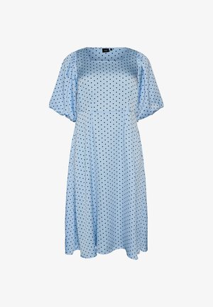 Vestido midi azul claro con lunares negros, escote cuadrado y mangas cortas abullonadas, ajustado en la cintura con una falda fluida.