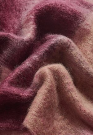 Weiche Wollstoff in einem Farbverlauf von tiefem Burgunderrot zu zartem Pfirsich. Texturiert mit einem flauschigen, leichten Gefühl und sanfter Farbverläufe.