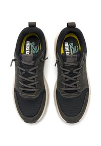 Zapatillas deportivas en negro y gris, con materiales de malla y ante, punta redonda, cuello acolchado y suela beige. Cuenta con cordones y logotipo.