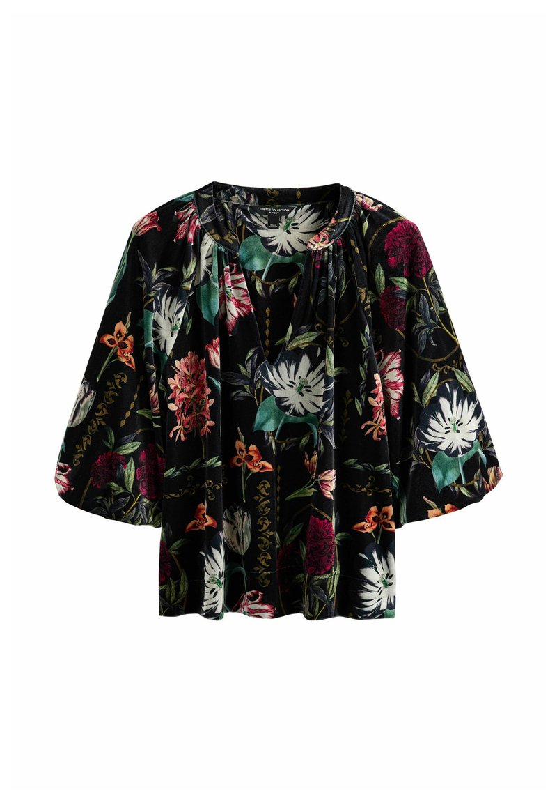 Blusa nera a fiori con una varietà di fiori in rosso, bianco e verde. Maniche a sbuffo e scollo arricciato che creano una vestibilità rilassata.