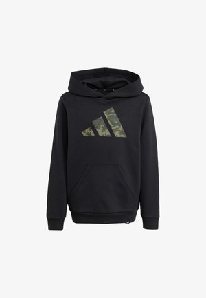 Crna dukserica s kapuljačom napravljena od mekanog materijala, sa velikim Adidas logotipom u kamuflažnom uzorku na prednjem dijelu, kenguruznim džepom i rebrastim manžetama.