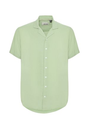 Chemise verte à manches courtes en tissu léger. Dotée d'un col à revers et d'une fermeture à boutons, avec une coupe décontractée et un ourlet arrondi.