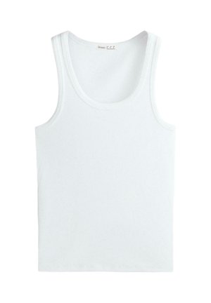 Wit geribd katoenen mouwloos tanktopje met ronde halslijn, plat gelegd op een witte achtergrond.