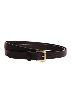 Ceinture en cuir marron foncé enroulée avec une petite boucle rectangulaire dorée et plusieurs trous de réglage sur fond blanc.