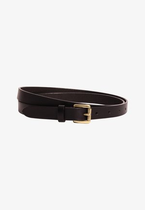 Ceinture en cuir marron foncé enroulée avec une petite boucle rectangulaire dorée et plusieurs trous de réglage sur fond blanc.