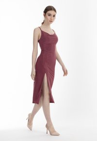 Malinowa, dopasowana sukienka midi z cienkimi ramiączkami i bocznym rozcięciem, wykonana z teksturowanej dzianiny. Prosty, elegancki design.