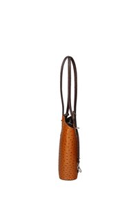 Borsa in pelle tan con una texture a ciottoli, forma allungata e spallacci marroni. Presenta una chiusura in argento vicino all'apertura.