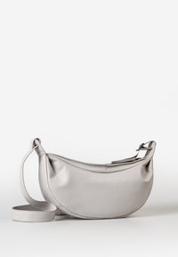 Borsa a spalla in pelle grigia con design curvo, texture liscia, tracolla regolabile e chiusura superiore con zip per una chiusura sicura.