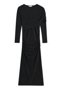 Czarna sukienka z długim rękawem o marszczonym fasonie, z drapowanym materiałem na jednym ramieniu i dopasowaną sylwetką, która zwęża się ku dołowi.