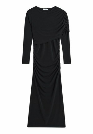 Zwart langemouwen jurk met een gerimpeld ontwerp, met gedrapeerde stof op één schouder en een aansluitende silhouet die naar de zoom toe smaller wordt.