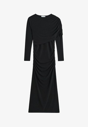Sort langærmet kjole med en rynket design, der har draperet stof på den ene skulder og en tætsiddende silhuet, der smalner mod kanten.