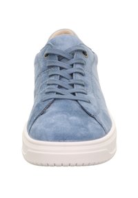 Blaue Wildledersneaker mit runder Zehenpartie, beigem Innenfutter, flachen Schnürsenkeln und weißer Gummisohle. Schlichte Nähte und subtile Texturdetails sind sichtbar.