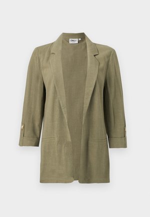 Blazer vert olive à ouverture devant, manches aux trois-quarts, col à revers, détails de poches et boutons décoratifs sur les poignets.