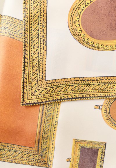Μεταξωτό ύφασμα με αλληλεπικαλυπτόμενα ορθογώνια πλαίσια σε λευκό και πορτοκαλί, με περίτεχνα χρυσά και μαύρα σύνορα με φύλλωμα.