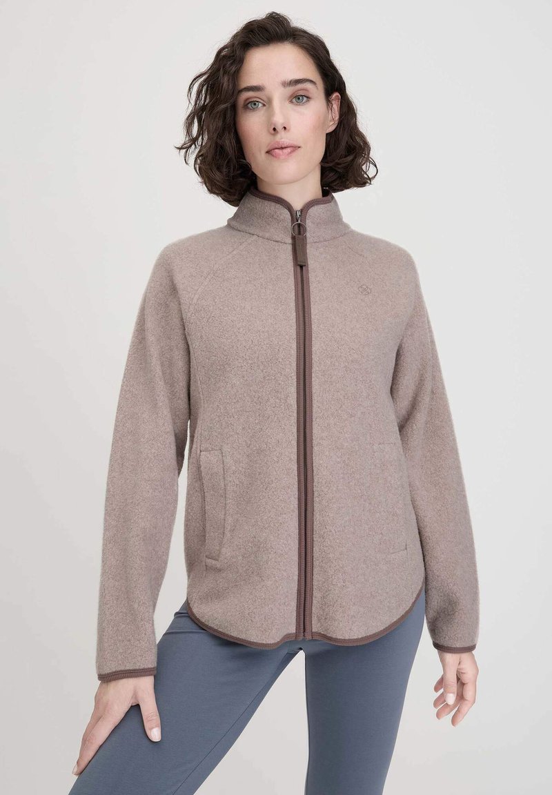 Hellbraune Fleecejacke mit hohem Kragen, Frontreißverschluss und Seitentaschen. Verfügt über Raglanärmel und einen geschwungenen Saum mit braunen Akzenten.