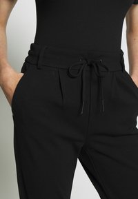 ONLY Petite ONLPOPTRASH EASY - Auduma bikses - black