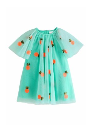 Robe bleue claire pour enfants avec manches courtes, décorée de petits motifs d'ananas orange et verts.