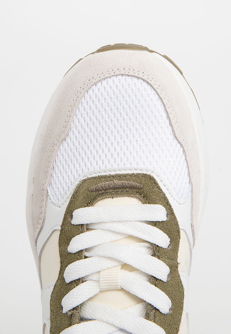 Sneaker mit einer weißen Mesh-Zehenpartie, beigen und olivgrünen Wildlederakzenten sowie flachen weißen Schnürsenkeln. Dicke Gummisohle für Dämpfung und Unterstützung.