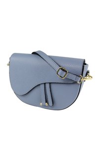 Lichtblauwe leren zadeltas met een afgeronde klep, dubbele voorriemen en een gesp van goudkleurig metaal. Inclusief verstelbare schouderriem.