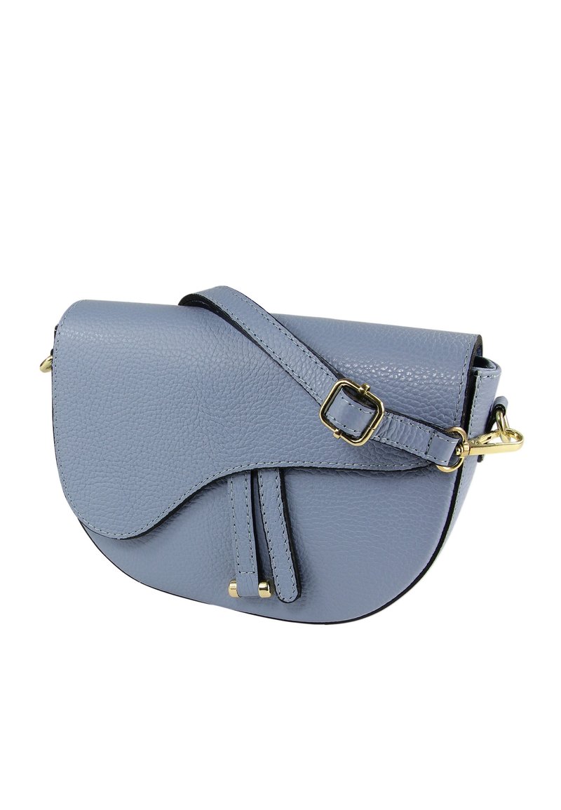 Lichtblauwe leren zadeltas met een afgeronde klep, dubbele voorriemen en een gesp van goudkleurig metaal. Inclusief verstelbare schouderriem.