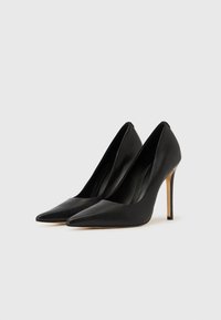 Svarte pumps i lær med høye hæler, spiss tuedesign, glatt tekstur og slank stiletthæl. Enkel og klassisk stil.