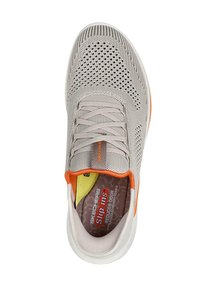 Graue Mesh-Sneaker mit strukturiertem Obermaterial, reflektierenden Akzenten und orangefarbenen Highlights. Verfügt über eine gepolsterte Innensohle und ein Slip-On-Design.