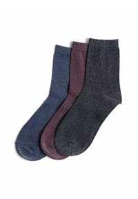 Tres pares de calcetines tobilleros en azul oscuro, burdeos y gris carbón. Fabricados con una tela suave y texturizada, con punta sin costura y puños acanalados.