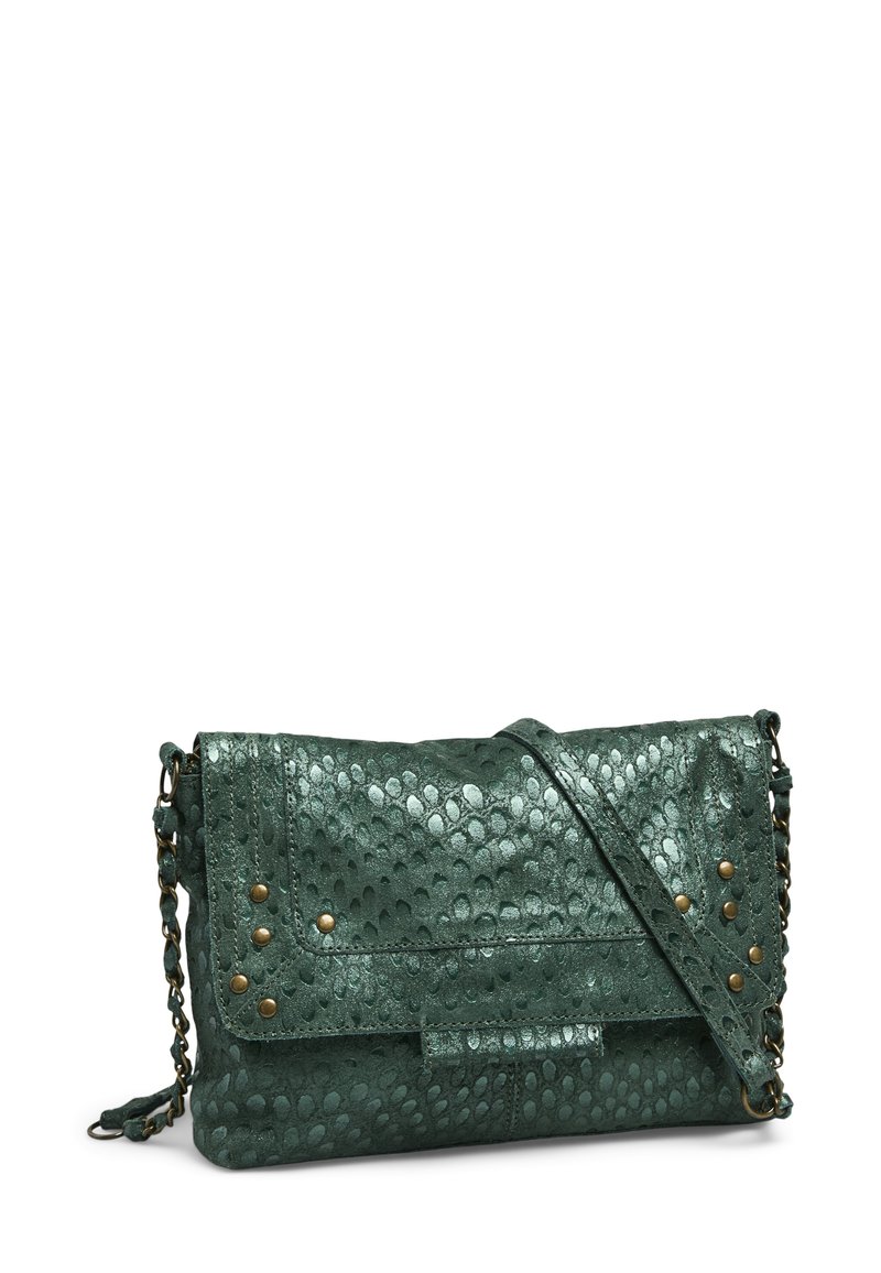 Pochette en cuir métallique vert avec un motif texturé, rabat, clous décoratifs et une bandoulière en chaîne détachable.