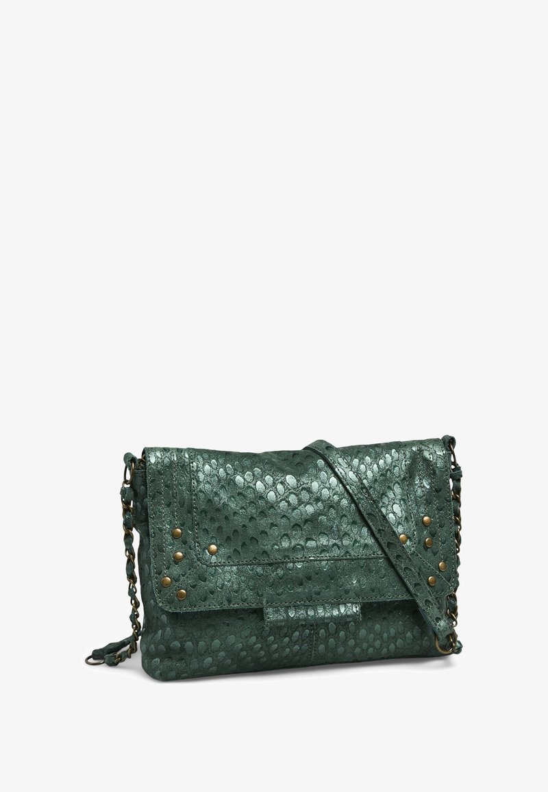 Pochette en cuir métallique vert avec un motif texturé, rabat, clous décoratifs et une bandoulière en chaîne détachable.