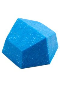 Savon bleu, de forme géométrique avec un design facetté. Texture lisse avec de petites speckles blanches, ressemblant à une pierre polie ou à une forme de cristal.