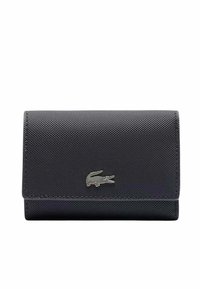 Cartera negra texturizada con solapa, que presenta un detalle del logo de cocodrilo plateado en la parte frontal. Fabricada en material sintético duradero.