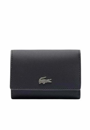 Portefeuille texturé noir avec un rabat, présentant un détail en forme de crocodile argenté à l'avant. Fabriqué en matériau synthétique durable.
