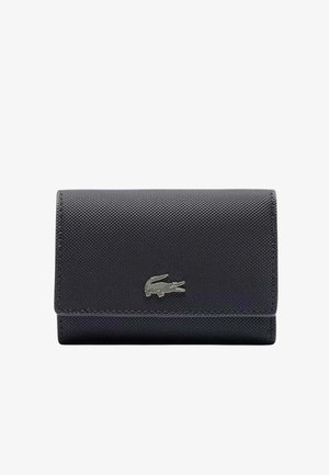 Cartera negra texturizada con solapa, que presenta un detalle del logo de cocodrilo plateado en la parte frontal. Fabricada en material sintético duradero.