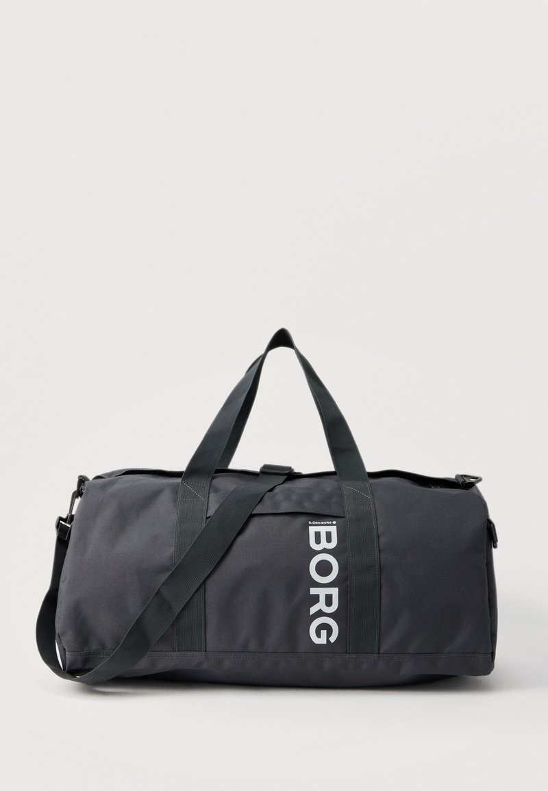 Μαύρη ορθογώνια τσάντα σακ βουαγιάζ με διπλές χειρολαβές, αφαιρούμενο ιμάντα ώμου και λευκό λογότυπο "BORG" στο πλάι.