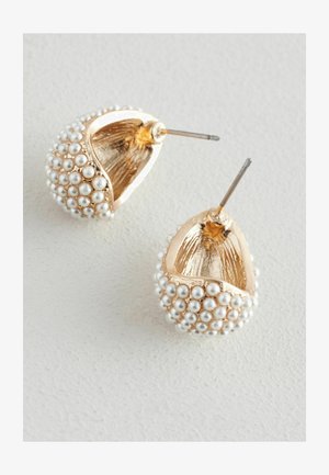 Kuldtooni rõngaskõrvarõngad, mis on kaunistatud väikeste valgete pärlitega, omavad tekstureeritud avatud disaini ja metallpostit, mis tagavad kindla kandmise.