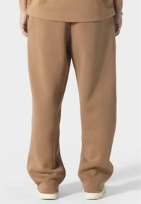 Ruske sweatsuitit, valmistettu pehmeästä materiaalista, joissa on löysä istuvuus, sileä pinta ja joustava vyötärö. Ei näkyviä kuvioita.