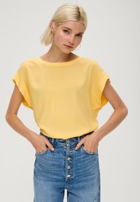 QS DOTÉ D’UNE FENTE DANS LE DOS - Bluse - zitrone