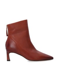 Hnědé kožené kotníkové boty s špičatou špičkou a 5 cm podpatkem. Hladký povrch, zapínání na boční zip a minimalistický design.