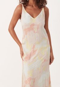 Robe longue et fluide en tissu doux et léger avec un décolleté en V. Présente un motif abstrait pastel aux tons rose, jaune et blanc.