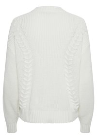 Biały sweter z dzianiny z teksturowanym wzorem i akcentami w warkocz na rękawach i plecach oraz ribbowym wykończeniem rękawów i dołu.