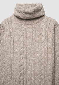 Maglione colletto alto in knit cable beige, caratterizzato da una finitura morbida e testurizzata e da evidenti motivi intrecciati su tutta la stoffa.