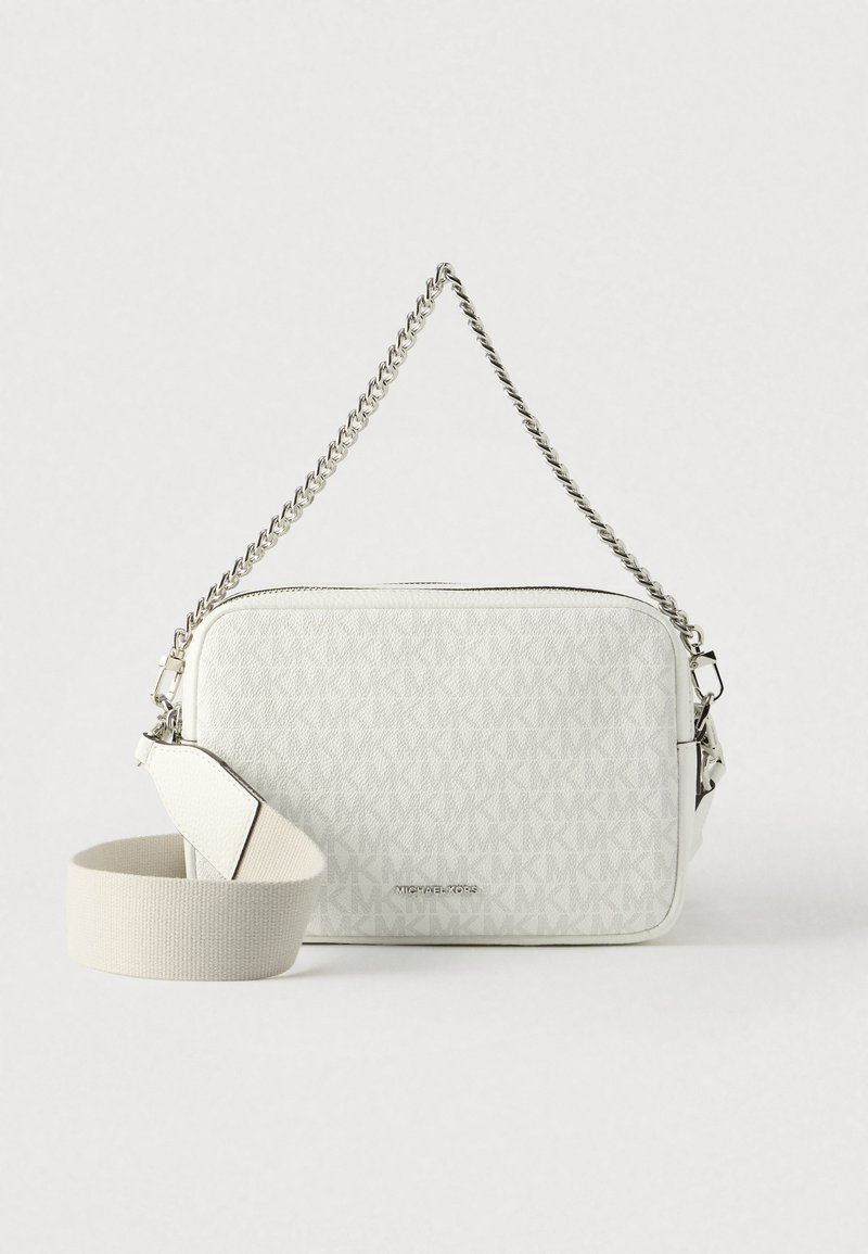 Bijela torbica s teksturom preko tijela sa srebrnim lancem kao remenom, prikazuje uzorak logotipa i podesivi platneni remen. Otvaranje na zatvarač na vrhu.